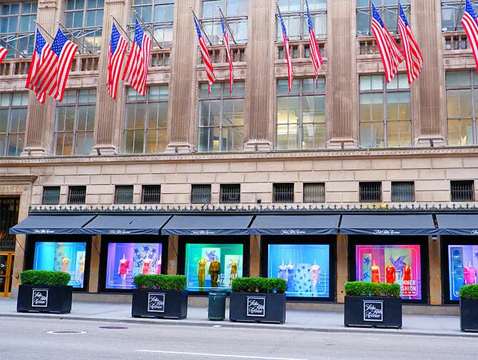 Saturday shopping 5th Avenue