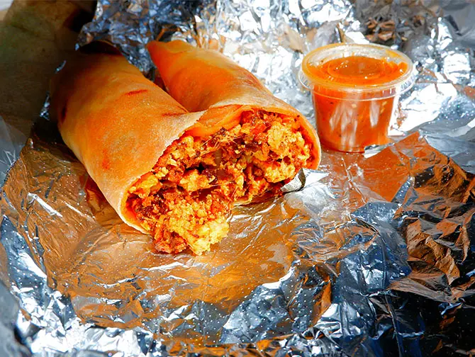 뉴욕의 아침 식사 - Los Tacos No. 1의 아침 부리토